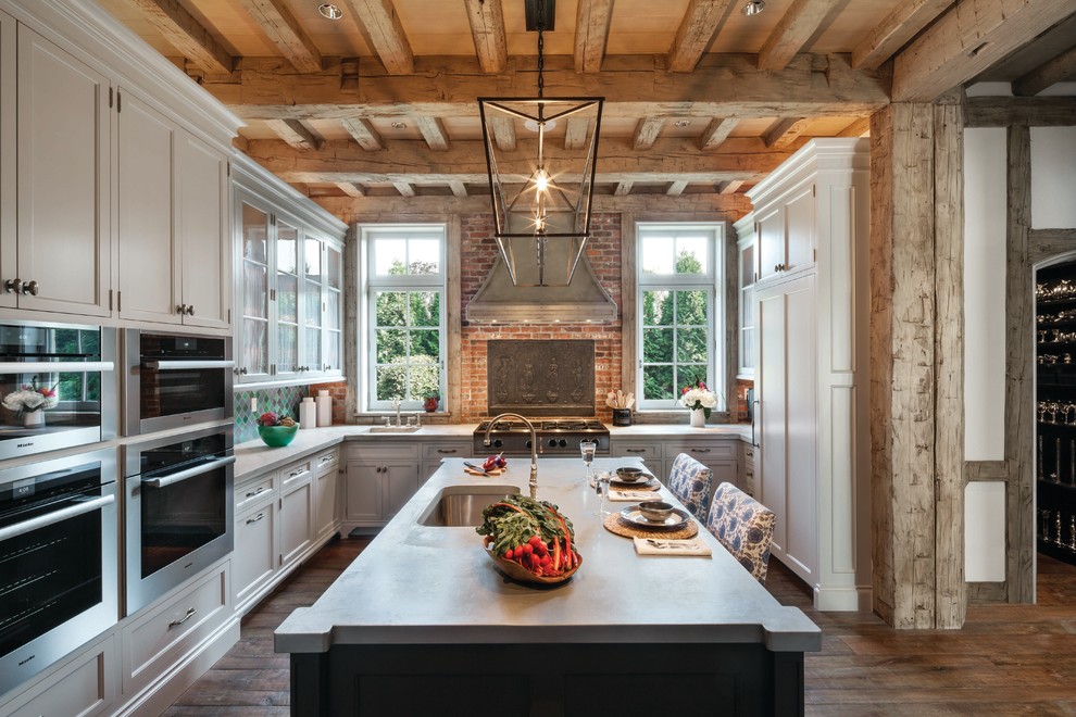Exempel på ett stort eklektiskt kök, med en nedsänkt diskho, luckor med glaspanel, vita skåp, marmorbänkskiva, flerfärgad stänkskydd, stänkskydd i keramik, rostfria vitvaror, mellanmörkt trägolv, en köksö och brunt golv