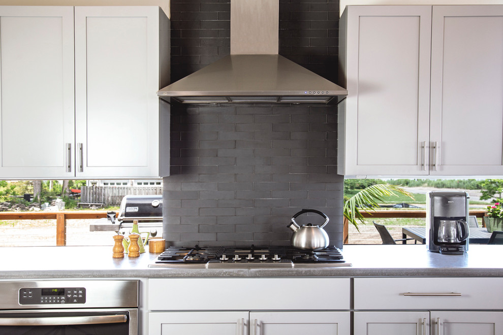 Immagine di una cucina classica con paraspruzzi grigio