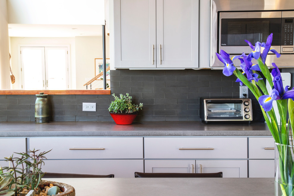 This is an example of an urban kitchen in New York with grey splashback.