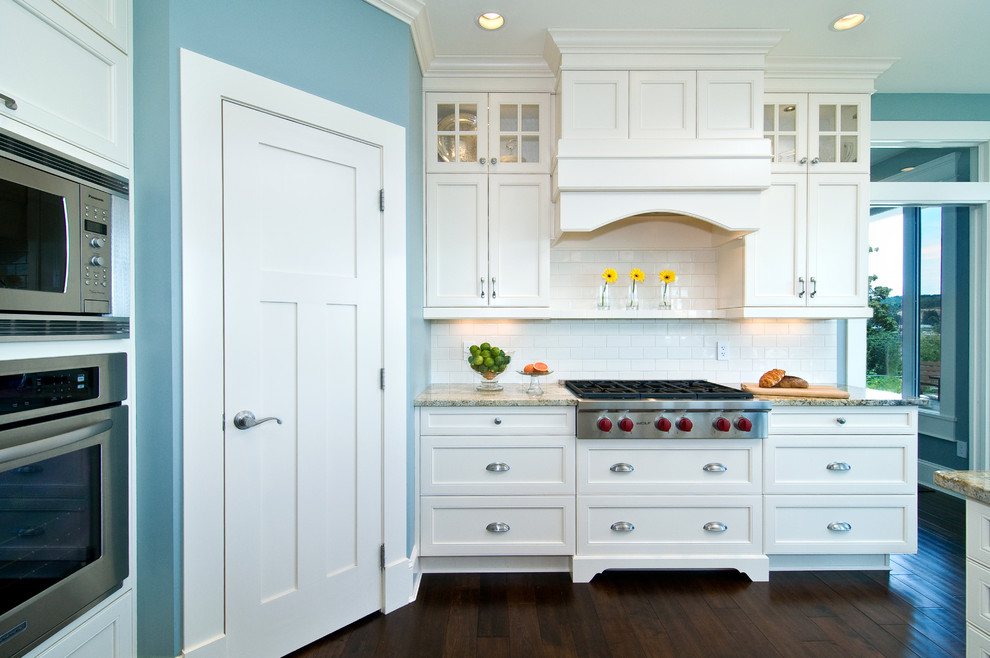 Стильный дизайн: кухня в классическом стиле с белым фартуком, фартуком из плитки кабанчик, фасадами с утопленной филенкой и белыми фасадами - последний тренд