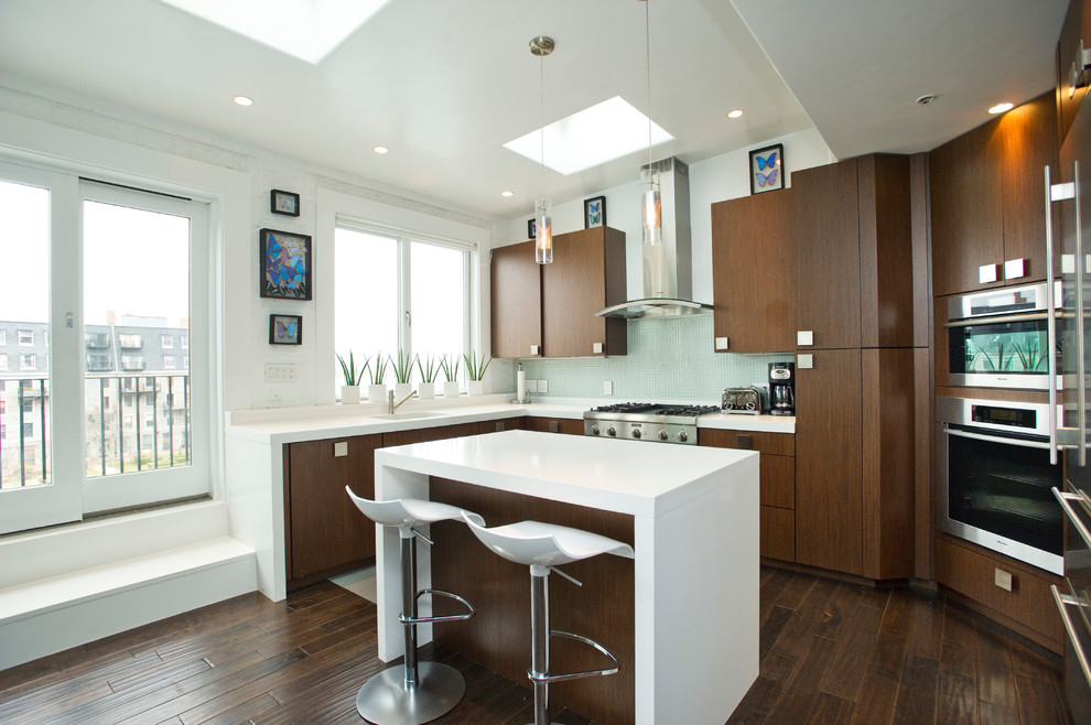 Foto de cocina contemporánea con armarios con paneles lisos, puertas de armario de madera en tonos medios y electrodomésticos de acero inoxidable