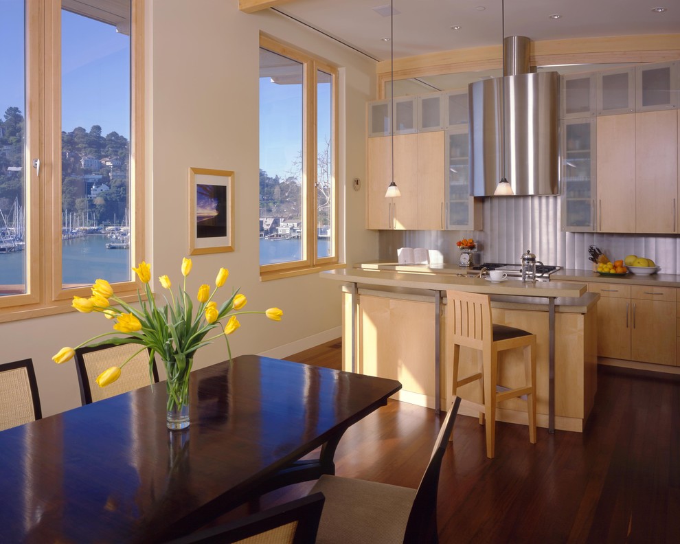 サンフランシスコにあるコンテンポラリースタイルのおしゃれなダイニングキッチン (コンクリートカウンター、フラットパネル扉のキャビネット、淡色木目調キャビネット、メタリックのキッチンパネル、メタルタイルのキッチンパネル) の写真