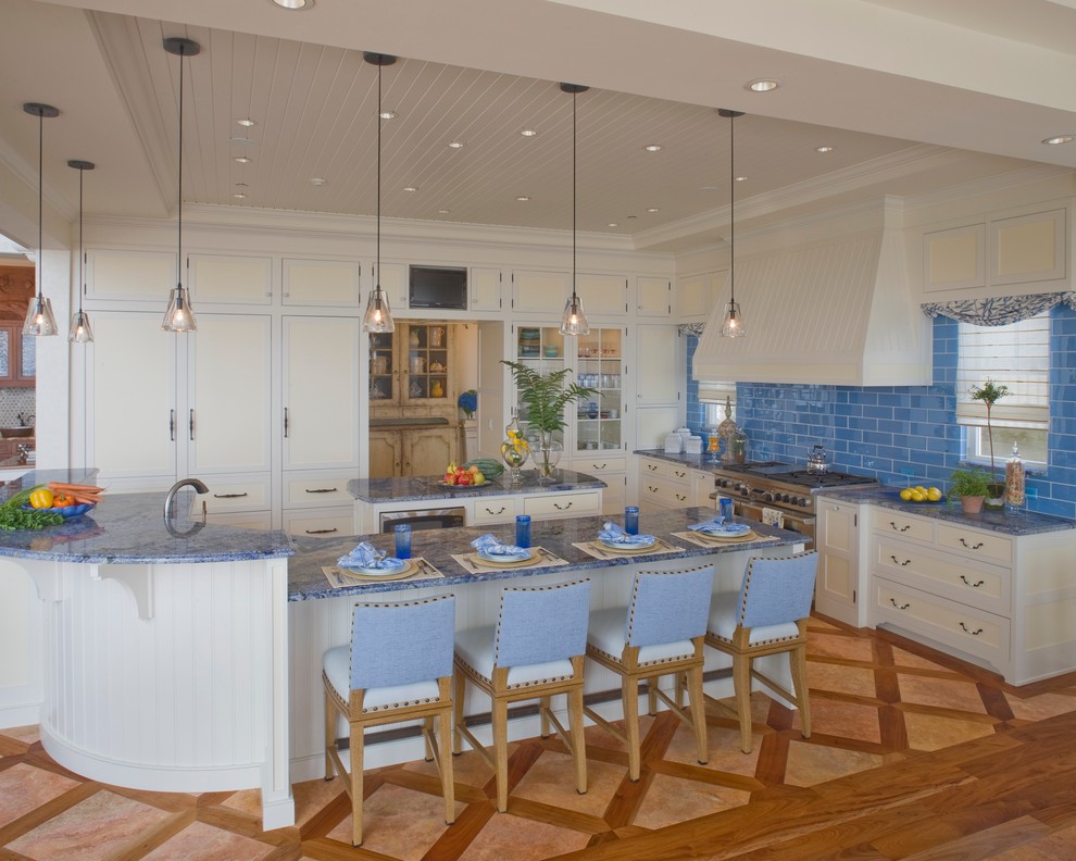Ejemplo de cocina costera con armarios estilo shaker, puertas de armario blancas, salpicadero azul y encimeras azules