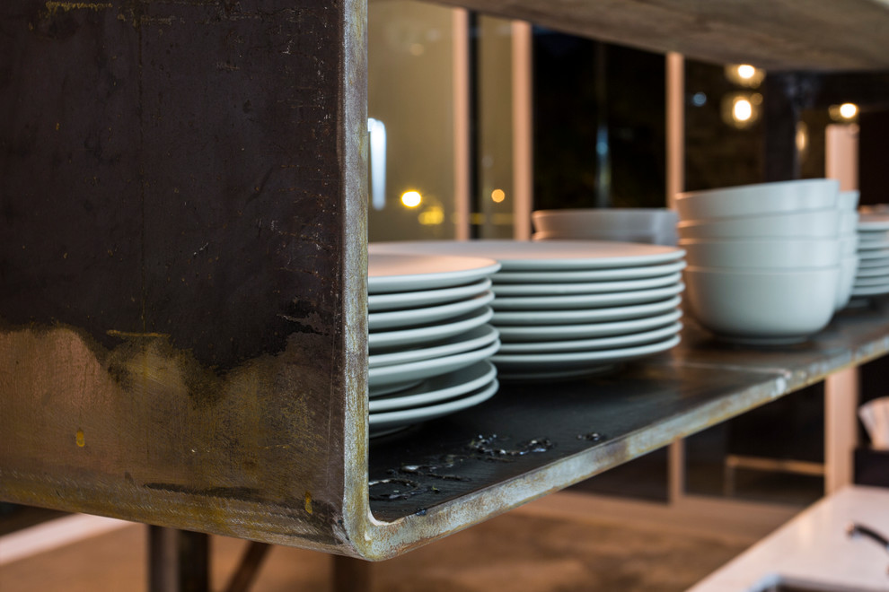 Идея дизайна: прямая кухня среднего размера в стиле лофт с обеденным столом, накладной мойкой, мраморной столешницей, техникой из нержавеющей стали и бетонным полом