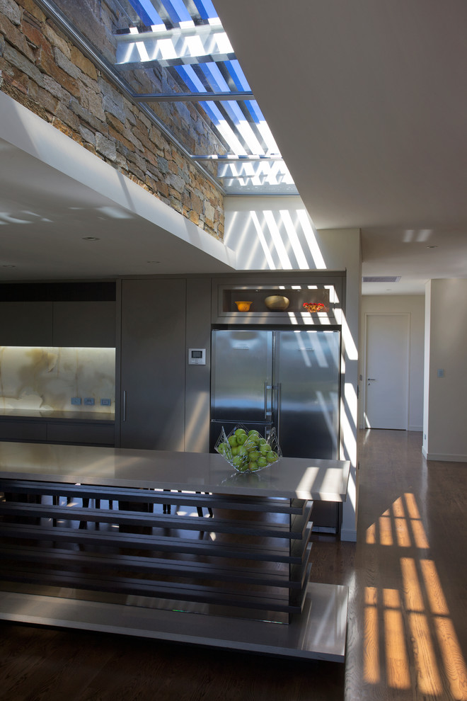 パースにあるコンテンポラリースタイルのおしゃれなキッチン (フラットパネル扉のキャビネット、シルバーの調理設備) の写真