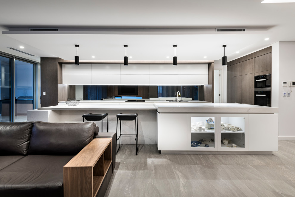Offene Moderne Küche in L-Form mit Kücheninsel, flächenbündigen Schrankfronten, weißen Schränken, Rückwand-Fenster, schwarzen Elektrogeräten, grauem Boden und grauer Arbeitsplatte in Perth