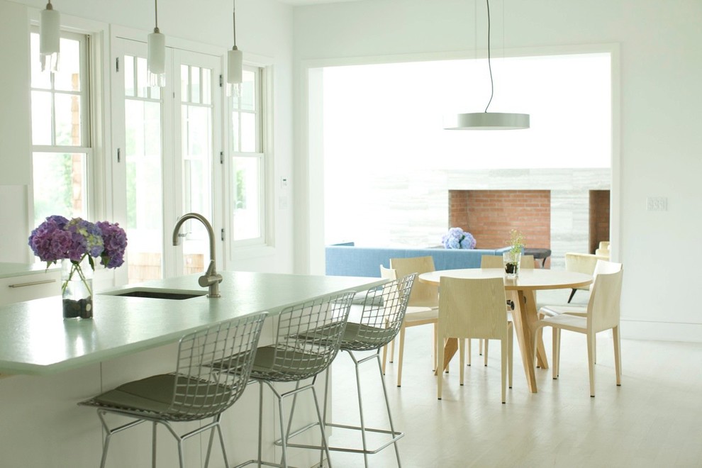 Foto di una cucina abitabile minimalista con lavello sottopiano e ante bianche