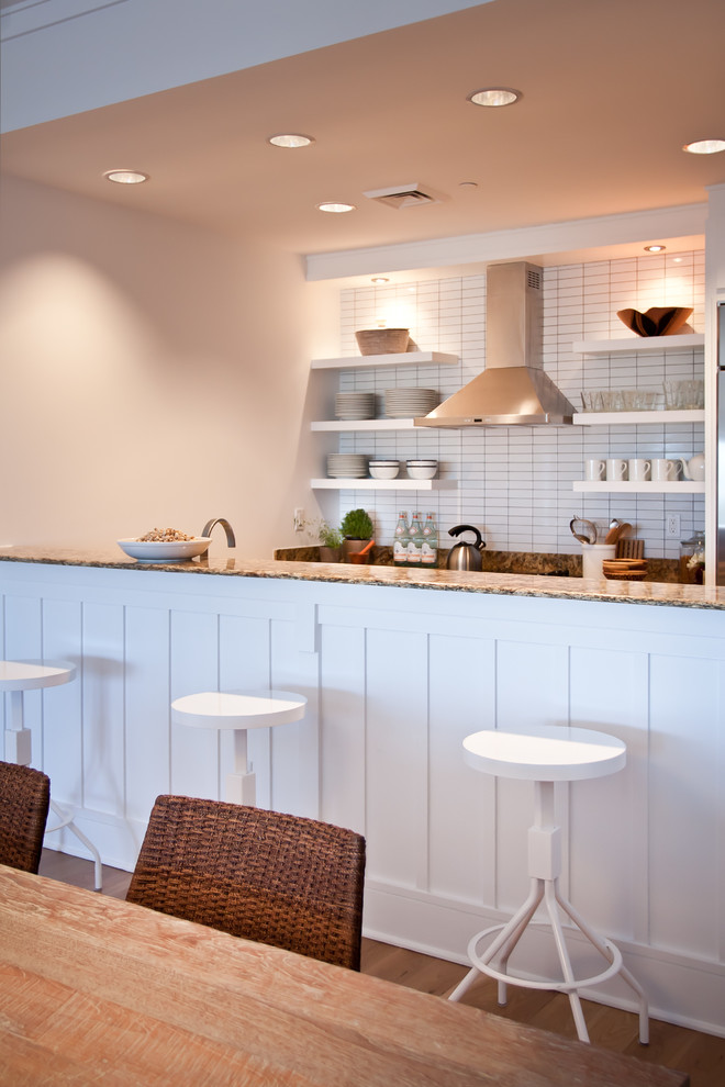 Стильный дизайн: параллельная кухня в морском стиле с гранитной столешницей и белым фартуком - последний тренд