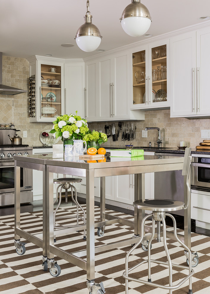 Klassische Küche in L-Form mit Schrankfronten im Shaker-Stil, weißen Schränken, Küchenrückwand in Beige, Küchengeräten aus Edelstahl und buntem Boden in Boston