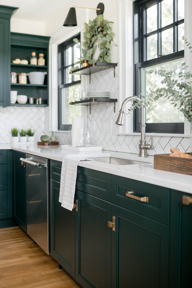 Exempel på ett stort klassiskt vit vitt kök, med en undermonterad diskho, luckor med infälld panel, gröna skåp, bänkskiva i kvarts, vitt stänkskydd, stänkskydd i keramik, rostfria vitvaror, mellanmörkt trägolv, en köksö och beiget golv