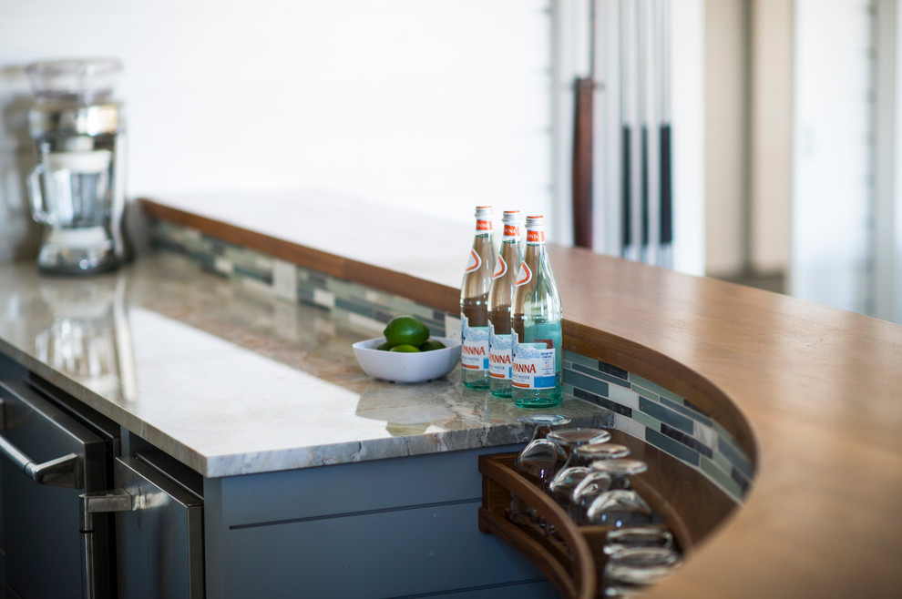 Moderne Küche in U-Form mit blauen Schränken, Granit-Arbeitsplatte, bunter Rückwand, Rückwand aus Mosaikfliesen, Küchengeräten aus Edelstahl und Halbinsel in Charleston