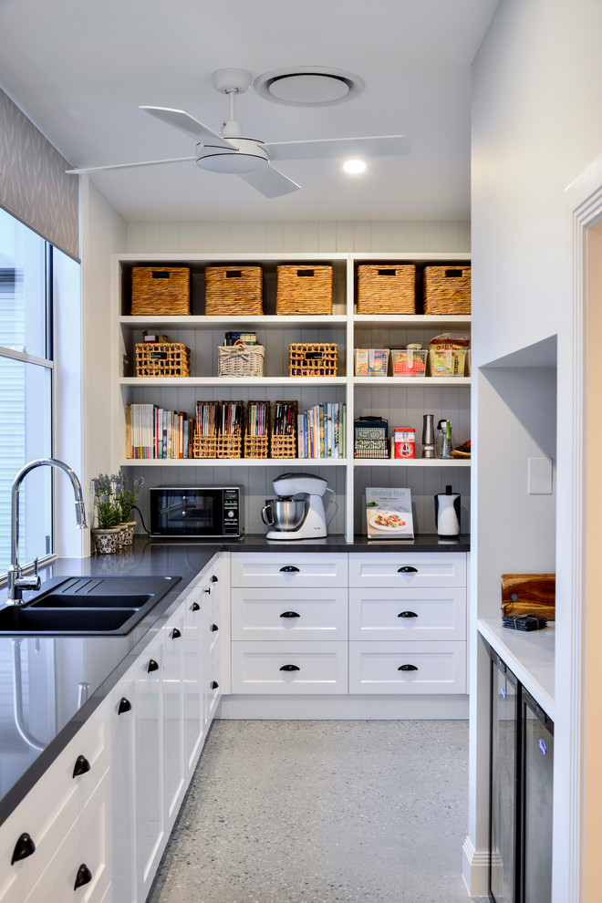Источник вдохновения для домашнего уюта: кухня в морском стиле с двойной мойкой, фасадами в стиле шейкер, белыми фасадами и серым полом