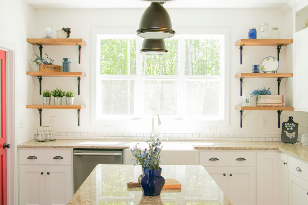 Inspiration för mellanstora lantliga kök, med en rustik diskho, luckor med infälld panel, vita skåp, gult stänkskydd, stänkskydd i keramik, rostfria vitvaror, mellanmörkt trägolv och en köksö