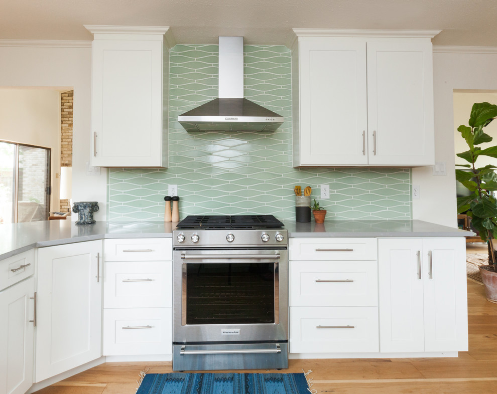Retro Küche mit Küchenrückwand in Grün und Rückwand aus Keramikfliesen in San Francisco