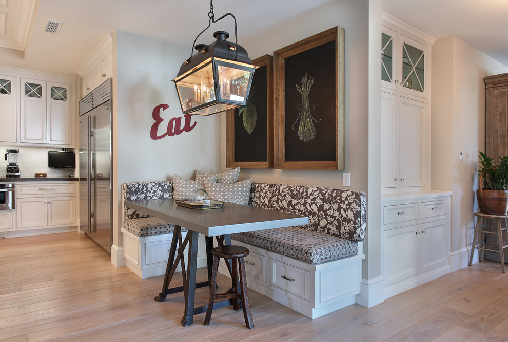 Klassische Küche mit Schrankfronten mit vertiefter Füllung und Küchengeräten aus Edelstahl in Orange County