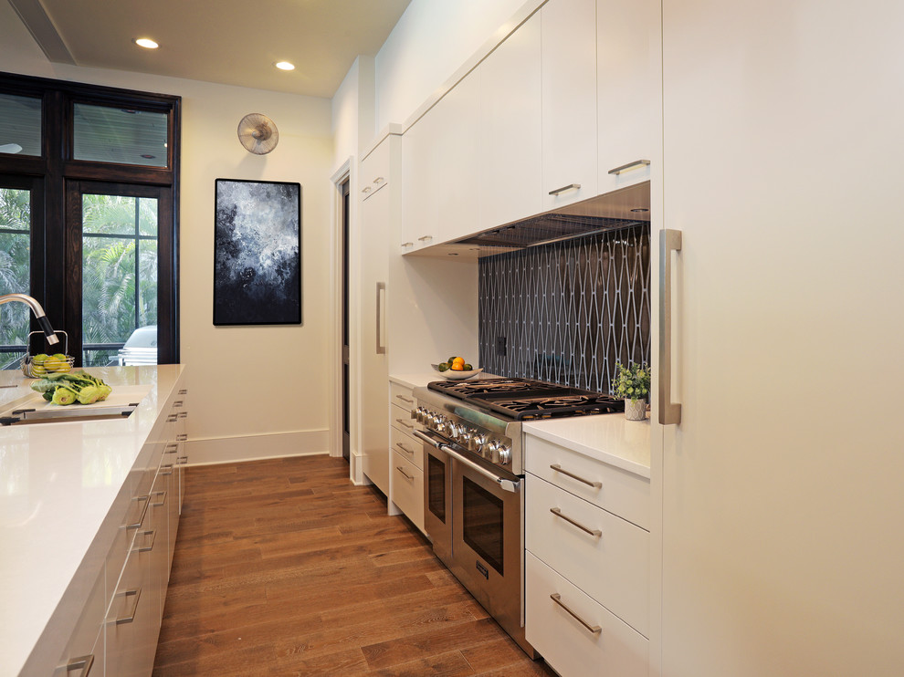Exempel på ett mellanstort modernt kök, med en undermonterad diskho, släta luckor, vita skåp, bänkskiva i kvarts, brunt stänkskydd, stänkskydd i mosaik, rostfria vitvaror, mellanmörkt trägolv och en köksö