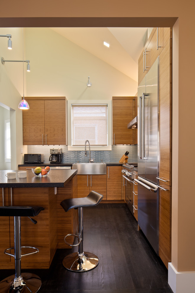 Moderne Küche mit Küchengeräten aus Edelstahl und Landhausspüle in San Francisco