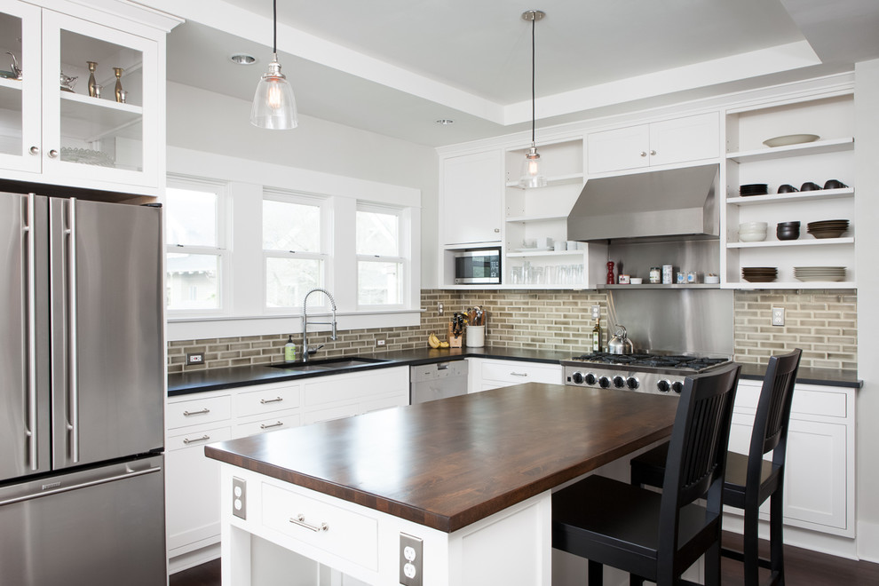 Moderne Küchenbar mit offenen Schränken, Küchengeräten aus Edelstahl, Arbeitsplatte aus Holz, weißen Schränken, Küchenrückwand in Braun und Rückwand aus Metrofliesen in Portland