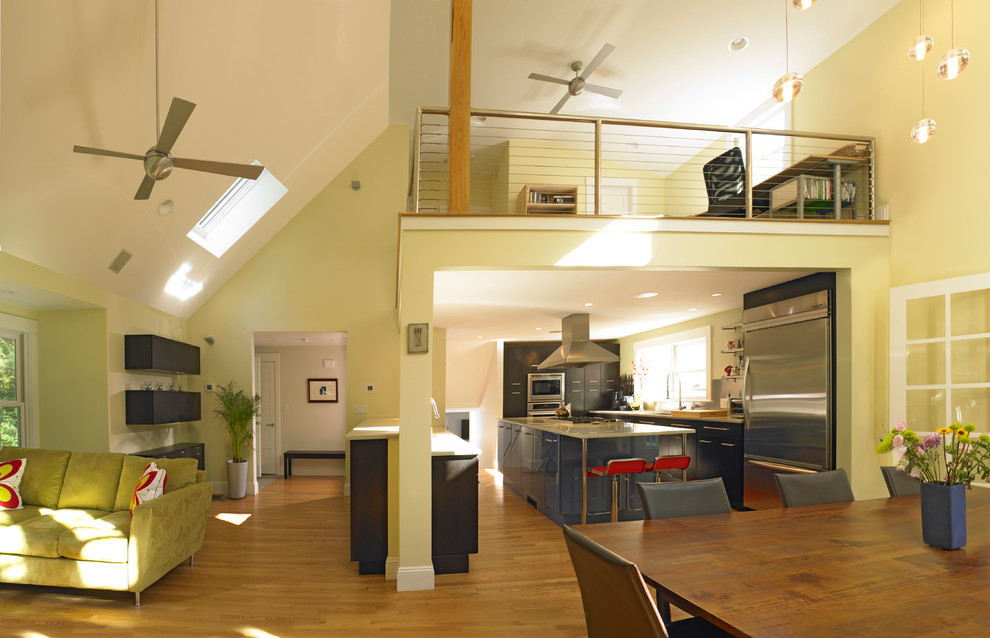 Exempel på ett stort modernt kök, med en undermonterad diskho, släta luckor, svarta skåp, bänkskiva i koppar, rostfria vitvaror, ljust trägolv och flera köksöar