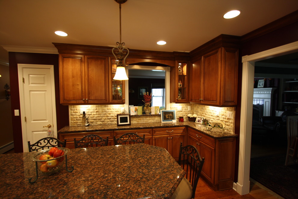 Wayne Nj Traditional Old World Kitchen Stained And Glazed Maple Granite Tops Traditional Kitchen New York By Design Right Kitchens Llc Houzz