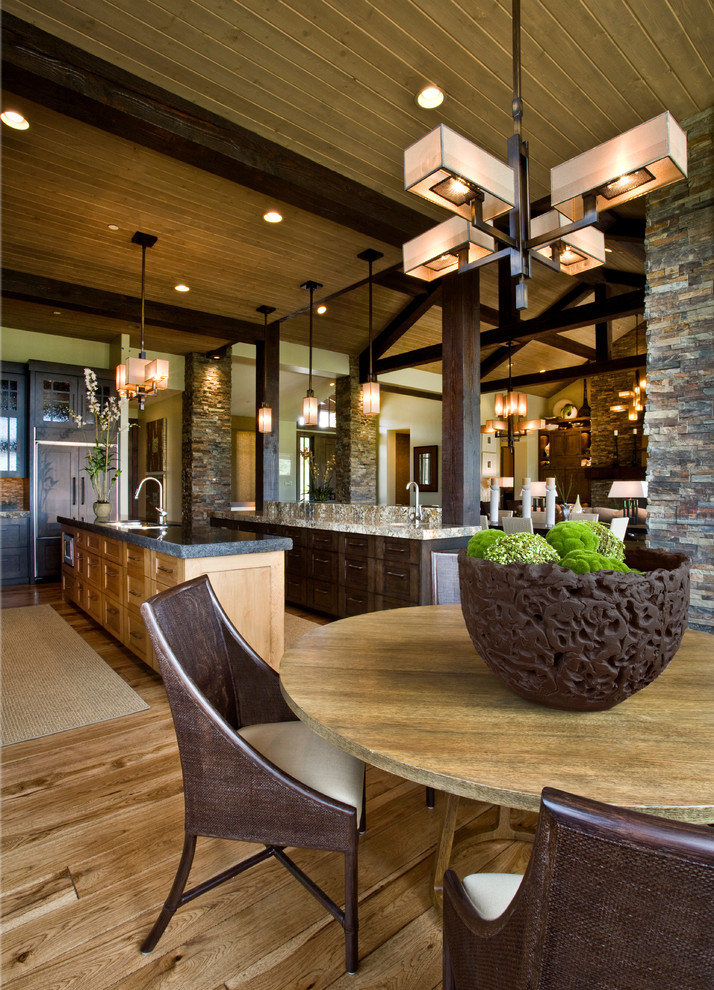 Exempel på ett stort rustikt kök, med en rustik diskho, skåp i shakerstil, skåp i mörkt trä, granitbänkskiva, beige stänkskydd, stänkskydd i stenkakel, integrerade vitvaror, mellanmörkt trägolv och flera köksöar