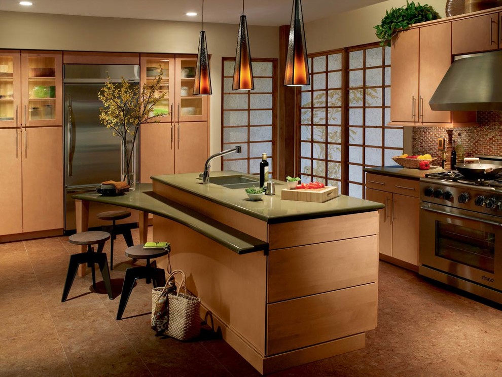 Foto på ett avskilt, mellanstort orientaliskt grön linjärt kök, med en dubbel diskho, släta luckor, beige skåp, bänkskiva i kvarts, brunt stänkskydd, rostfria vitvaror, klinkergolv i porslin, en köksö och brunt golv