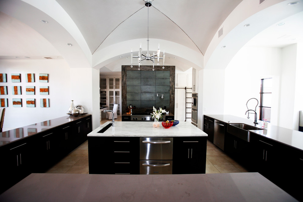 Diseño de cocina actual con fregadero sobremueble, armarios con paneles lisos y con blanco y negro