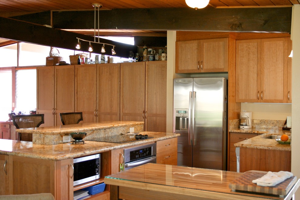 Idéer för att renovera ett mellanstort vintage l-kök, med en undermonterad diskho, skåp i mellenmörkt trä, rostfria vitvaror, granitbänkskiva och en köksö
