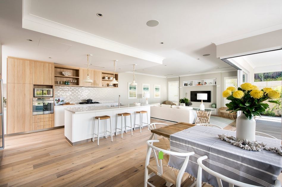 Küche mit Küchenrückwand in Weiß und Rückwand aus Keramikfliesen in Perth
