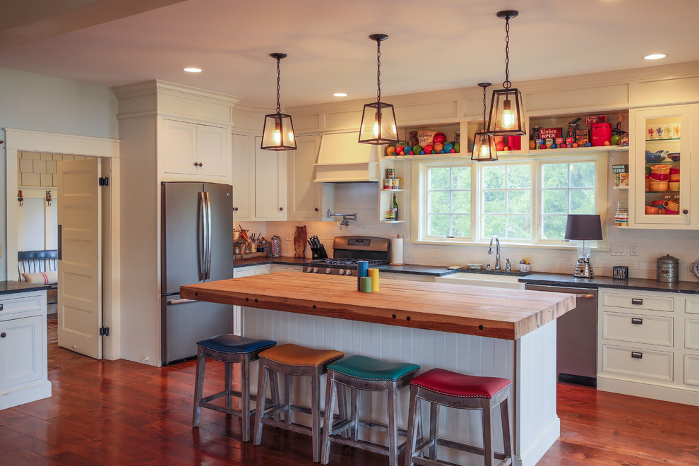 Foto di una cucina chic con lavello stile country, ante a filo, paraspruzzi bianco, paraspruzzi con piastrelle diamantate e pavimento in legno massello medio
