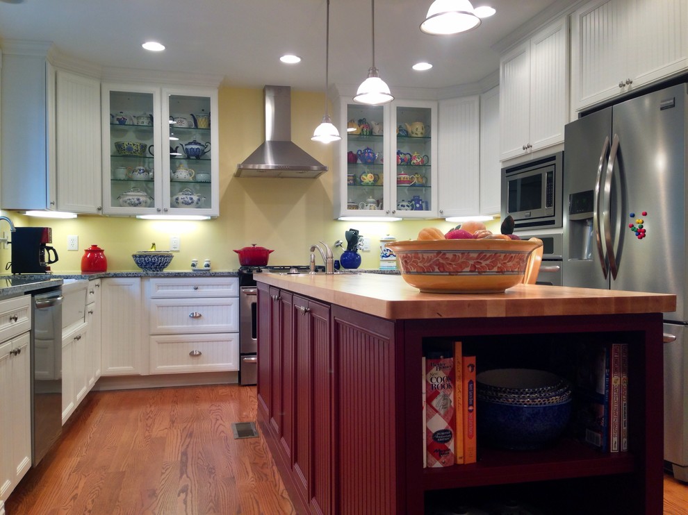 セントルイスにあるお手頃価格の中くらいなトラディショナルスタイルのおしゃれなキッチン (エプロンフロントシンク、インセット扉のキャビネット、赤いキャビネット、木材カウンター、黄色いキッチンパネル、シルバーの調理設備、無垢フローリング) の写真