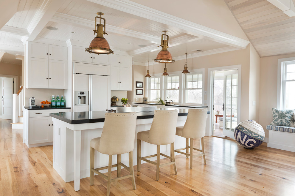 Klassische Küche mit Landhausspüle, Schrankfronten im Shaker-Stil, weißen Schränken und Elektrogeräten mit Frontblende in Providence