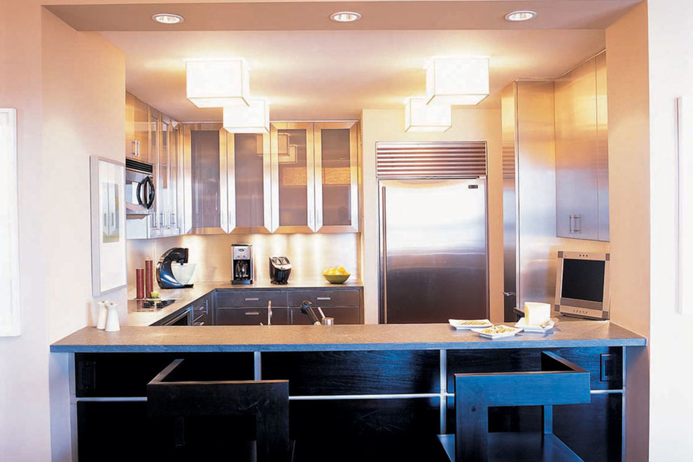 Example of a mid-sized trendy l-shaped eat-in kitchen design in New York with an undermount sink, shaker cabinets, beige cabinets, granite countertops, beige backsplash, ceramic backsplash, stainless steel appliances and no island