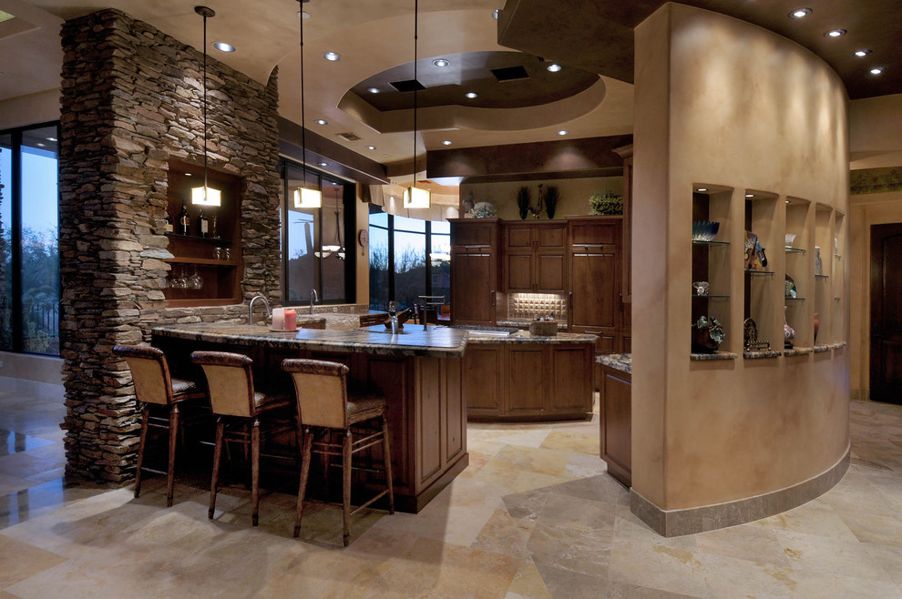 フェニックスにあるサンタフェスタイルのおしゃれなキッチン (レイズドパネル扉のキャビネット、濃色木目調キャビネット、ベージュキッチンパネル、パネルと同色の調理設備) の写真