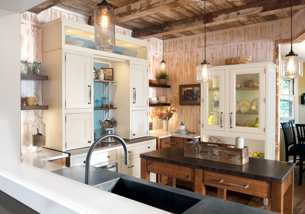 Exempel på ett avskilt, mellanstort lantligt u-kök, med en integrerad diskho, luckor med infälld panel, vita skåp, bänkskiva i kvartsit, blått stänkskydd, stänkskydd i trä, integrerade vitvaror, mörkt trägolv, en köksö och brunt golv