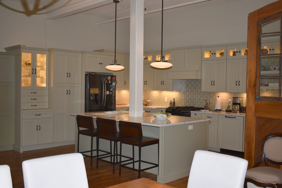 Exempel på ett stort lantligt vit vitt kök, med en rustik diskho, luckor med infälld panel, gröna skåp, bänkskiva i kvarts, grönt stänkskydd, stänkskydd i glaskakel, rostfria vitvaror, mörkt trägolv, en köksö och brunt golv