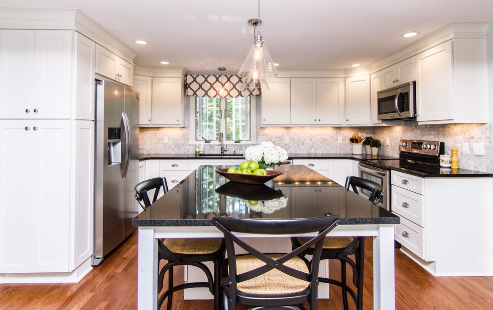 Foto di una cucina minimal di medie dimensioni con lavello sottopiano, ante in stile shaker, ante bianche, top in granito e pavimento in legno massello medio