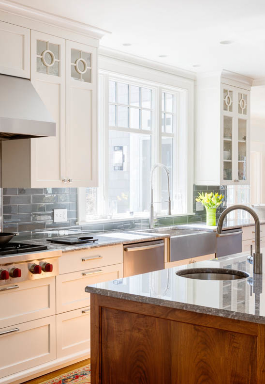 Idéer för att renovera ett mellanstort vintage linjärt kök med öppen planlösning, med en rustik diskho, skåp i shakerstil, vita skåp, marmorbänkskiva, grått stänkskydd, stänkskydd i keramik, rostfria vitvaror, mellanmörkt trägolv och en köksö