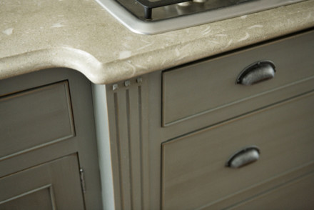 Esempio di una cucina tradizionale con lavello sottopiano, ante in stile shaker, ante grigie, elettrodomestici in acciaio inossidabile e pavimento in legno massello medio