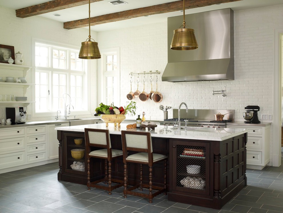 Idéer för ett klassiskt l-kök, med en rustik diskho, luckor med infälld panel, vita skåp, vitt stänkskydd, rostfria vitvaror och en köksö