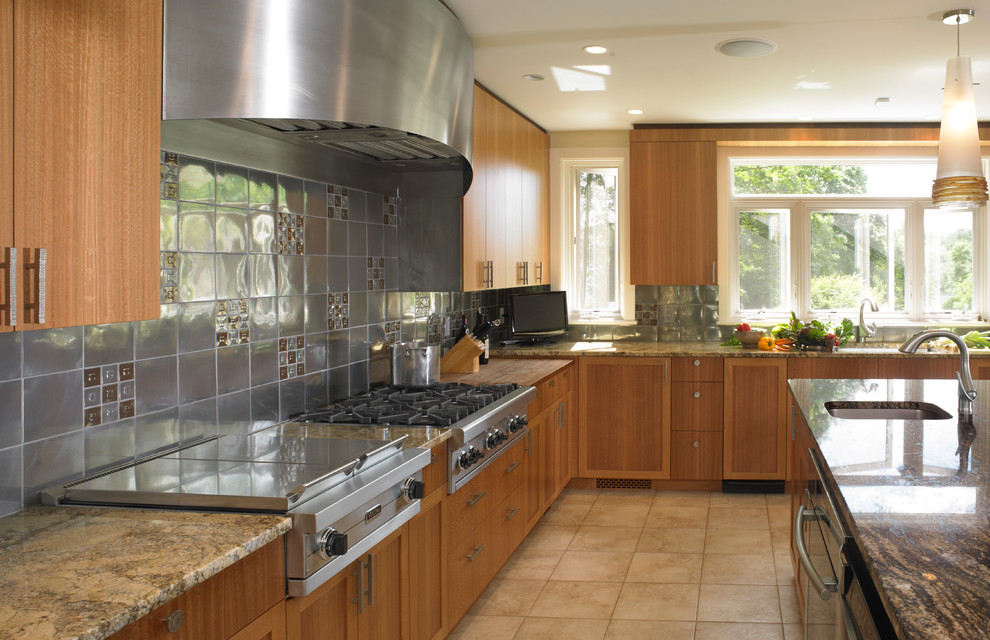 Exempel på ett klassiskt kök, med en undermonterad diskho, släta luckor, skåp i mellenmörkt trä, grått stänkskydd och rostfria vitvaror