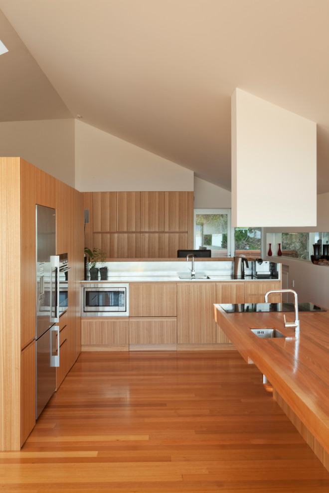 Diseño de cocina comedor moderna de tamaño medio con encimera de madera y una isla
