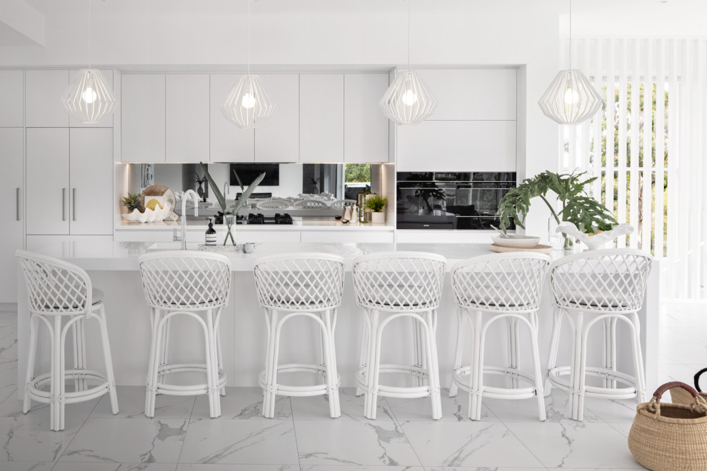 Idéer för stora funkis vitt kök, med en undermonterad diskho, vita skåp, bänkskiva i kvarts, svarta vitvaror, klinkergolv i porslin, en köksö, vitt golv, stänkskydd med metallisk yta och spegel som stänkskydd
