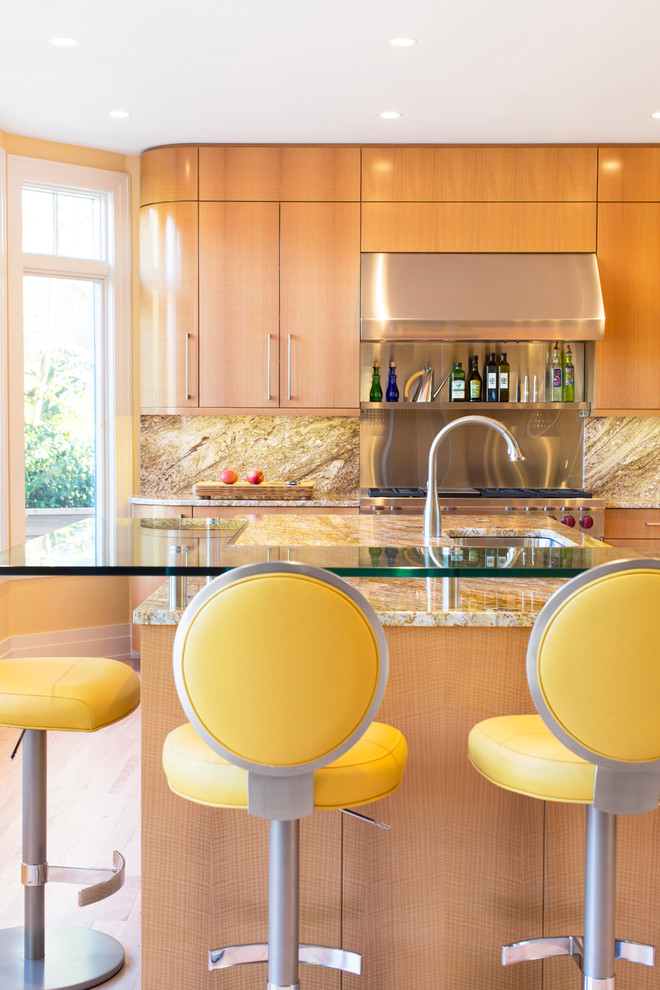 Moderne Küche mit Unterbauwaschbecken, flächenbündigen Schrankfronten, hellbraunen Holzschränken, Küchengeräten aus Edelstahl, Kücheninsel und gelber Arbeitsplatte in Baltimore