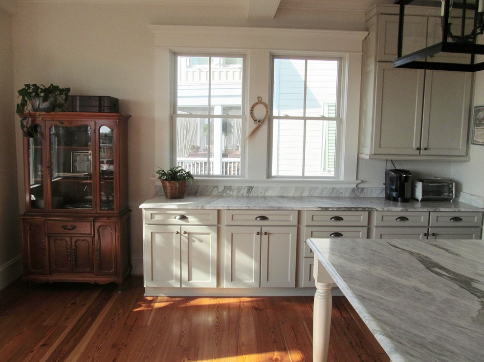 Elegant kitchen photo in Charleston
