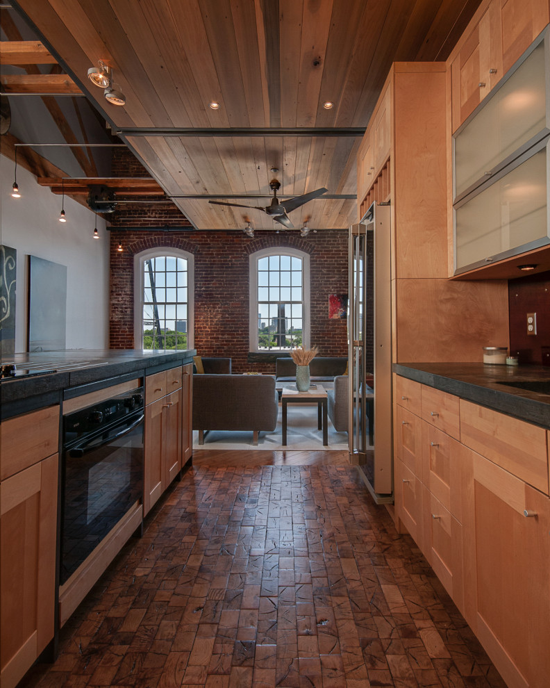 Réalisation d'une cuisine minimaliste avec un plan de travail en béton et un plafond en bois.