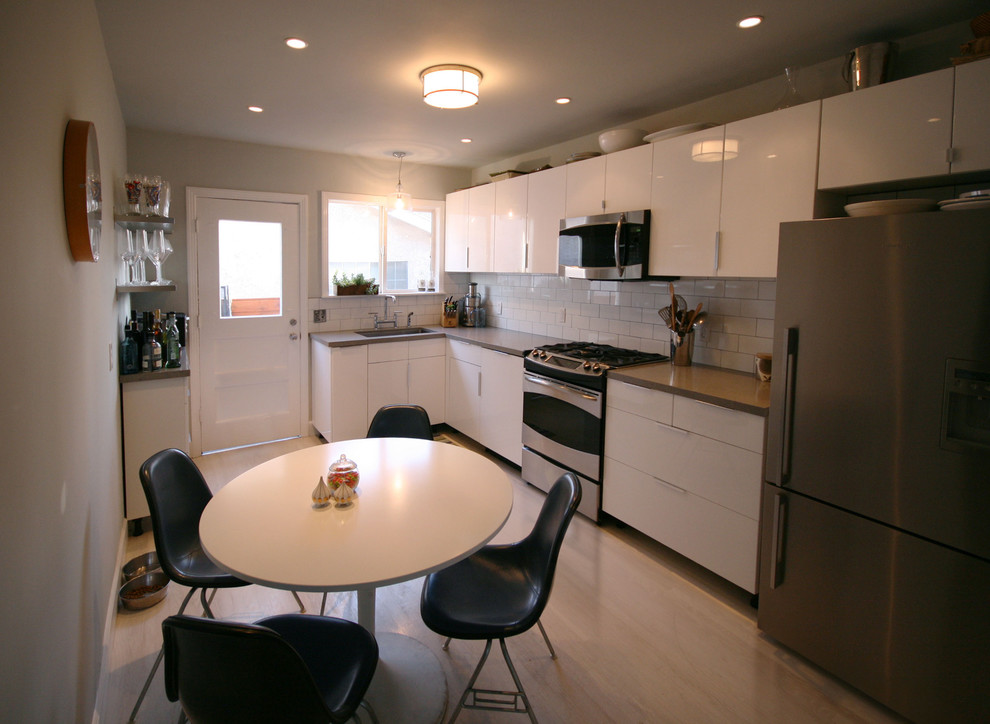 Exempel på ett litet modernt kök, med en undermonterad diskho, släta luckor, vita skåp, bänkskiva i koppar, vitt stänkskydd, stänkskydd i keramik, rostfria vitvaror och ljust trägolv