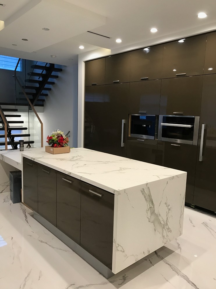 Idee per una cucina moderna di medie dimensioni con ante lisce, pavimento in marmo, pavimento bianco, ante marroni, top in marmo e elettrodomestici da incasso