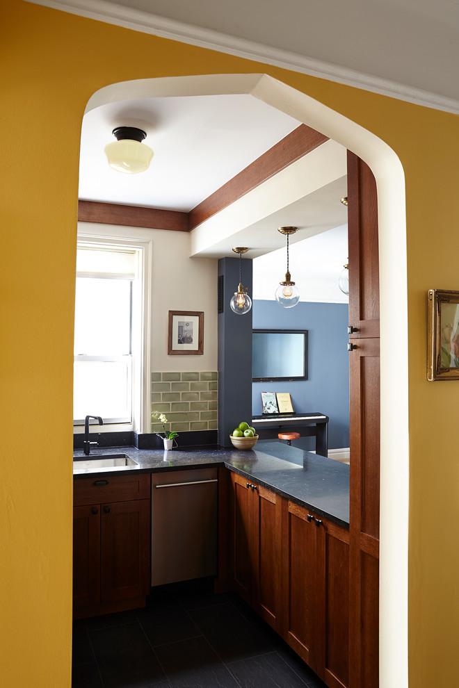 ニューヨークにあるお手頃価格の小さなトラディショナルスタイルのおしゃれなキッチン (落し込みパネル扉のキャビネット、中間色木目調キャビネット) の写真