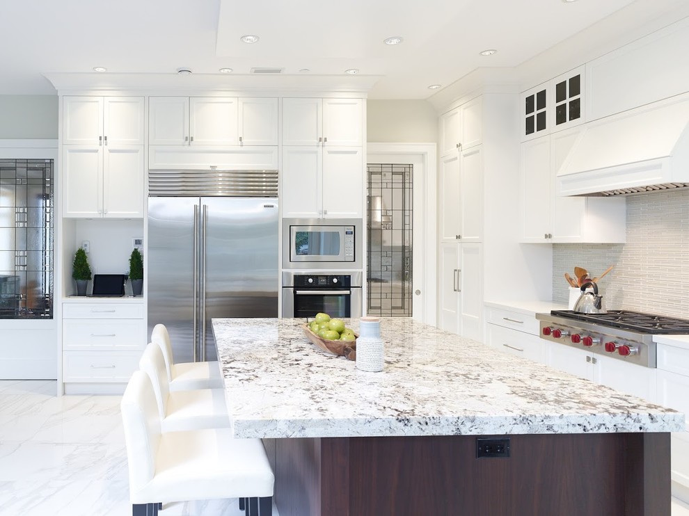 Inredning av ett modernt mellanstort flerfärgad flerfärgat kök, med en nedsänkt diskho, luckor med infälld panel, vita skåp, marmorbänkskiva, grått stänkskydd, stänkskydd i keramik, marmorgolv, en köksö, vitt golv och rostfria vitvaror